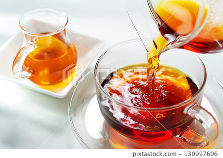 蜂蜜茶倒入茶杯中 130997606