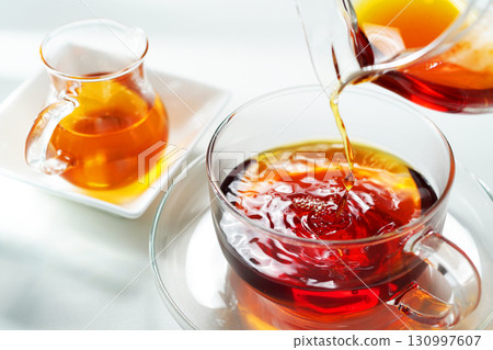 蜂蜜茶倒入茶杯中 蜂蜜茶倒入茶杯中 130997607