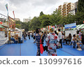 Wearing yukata, you can enjoy the cool evening air while eating and drinking at the stalls lined up. 130997616