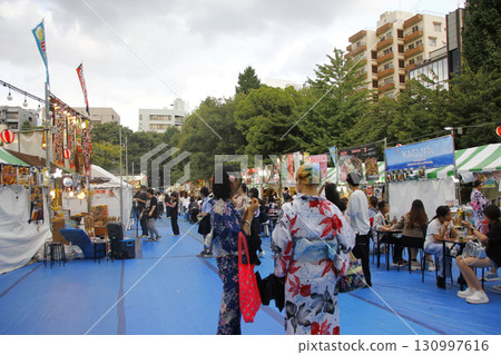 您可以穿著浴衣,在排列整齊的攤位上一邊吃東西,一邊享受涼爽的夜晚空氣。 您可以穿著浴衣,在排列整齊的攤位上一邊吃東西,一邊享受涼爽的夜晚空氣。 130997616