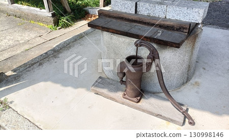 Retro well 130998146