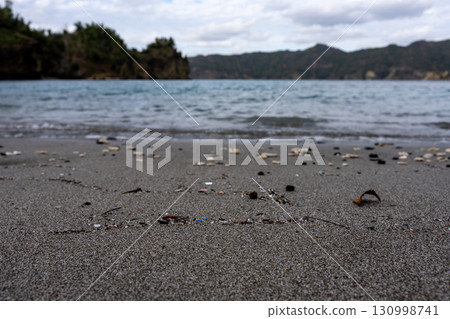 Plastic garbage that has flowed to the coast Ogasawara 130998741