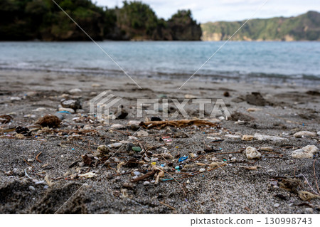 Plastic garbage that has flowed to the coast Ogasawara 130998743