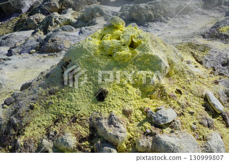 從富士山噴出的硫磺 130999807