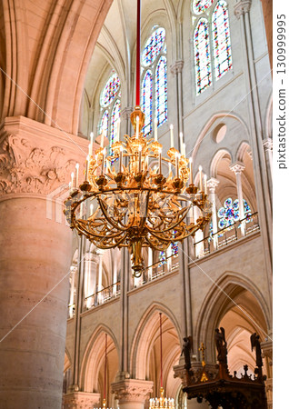 巴黎聖母院美麗的內部 130999995