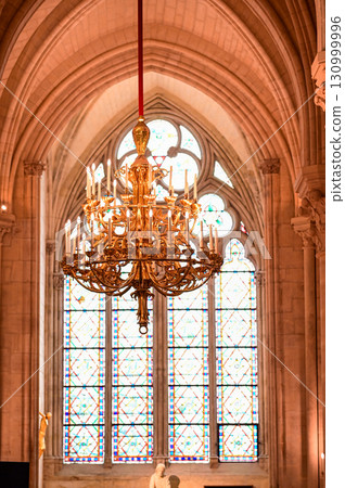 巴黎聖母院美麗的內部 巴黎聖母院美麗的內部 130999996