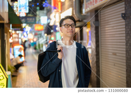 一個人在晚上走在城市 131000080