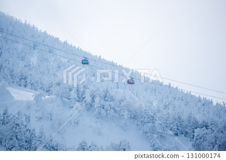山形縣藏王溫泉滑雪場：冰霜樹與纜車交織成的銀白色世界 131000174