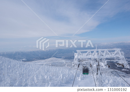 山形縣藏王溫泉滑雪場：冰霜樹與纜車交織成的銀白色世界 131000192