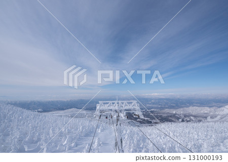 山形縣藏王溫泉滑雪場：冰霜樹與纜車交織成的銀白色世界 131000193