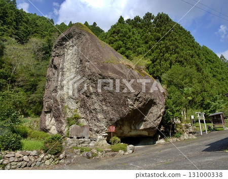 The giant stone of Kawachi, located in Shimizu Ward, Shizuoka City 131000338