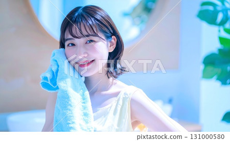 年輕女子用毛巾摀住臉，肖像，美麗，紫外線 131000580