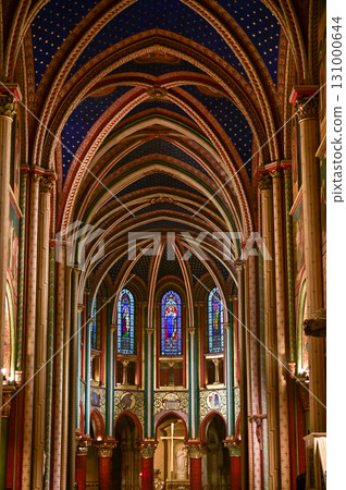 巴黎一座教堂的美麗內部 巴黎一座教堂的美麗內部 131000644
