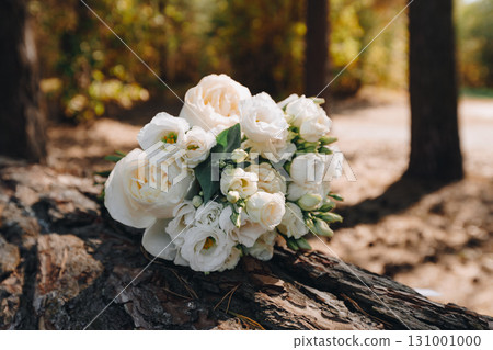 Bridal bouquet close-up outdoor Bridal bouquet close-up outdoor 131001000