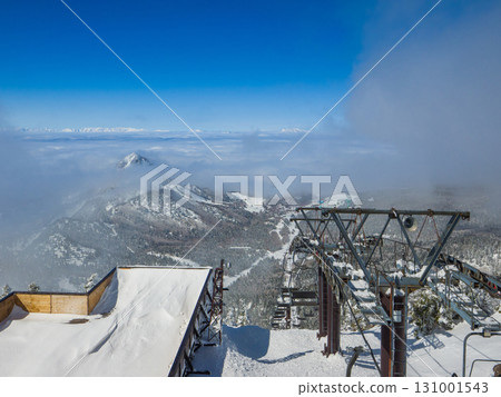 A spectacular view of Mount Kasagatake, with its peak floating above a sea of clouds, and the ski resort below (Yamanouchi Town, Nagano Prefecture, Mount Yokote) A spectacular view of Mount Kasagatake, with its peak floating above a sea of clouds, and the ski resort below (Yamanouchi Town, Nagano Prefecture, Mount Yokote) 131001543
