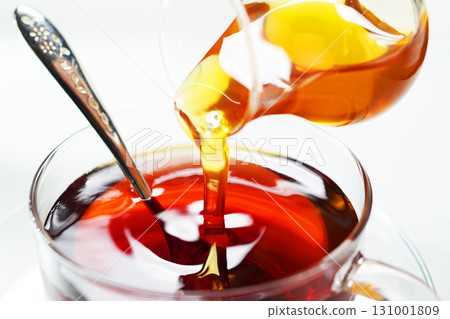 將蜂蜜倒入茶中：蜂蜜茶 131001809