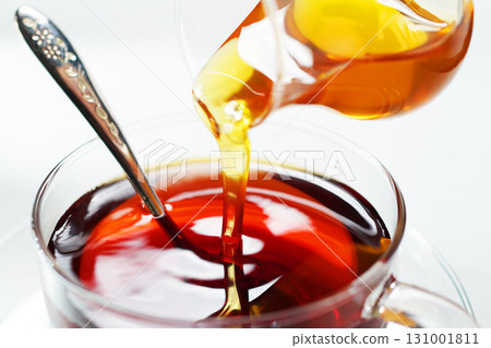 將蜂蜜倒入茶中：蜂蜜茶 131001811