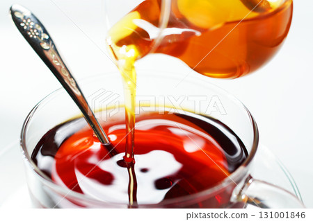 將蜂蜜倒入茶中：蜂蜜茶 131001846