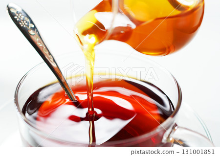 將蜂蜜倒入茶中：蜂蜜茶 131001851