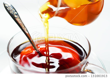 將蜂蜜倒入茶中：蜂蜜茶 131001913