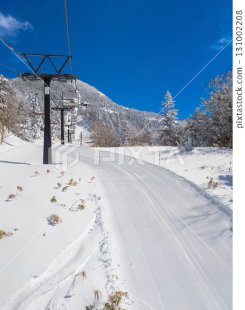 晴朗天氣下的橫手山滑雪場,從纜車上可以看到雪道(長野縣山之內町) 晴朗天氣下的橫手山滑雪場,從纜車上可以看到雪道(長野縣山之內町) 131002208