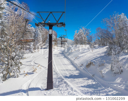 晴朗天氣下的橫手山滑雪場,從纜車上可以看到雪道(長野縣山之內町) 晴朗天氣下的橫手山滑雪場,從纜車上可以看到雪道(長野縣山之內町) 131002209
