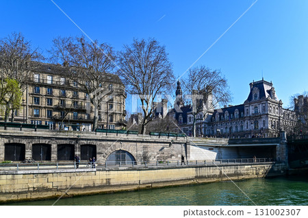 從塞納河遊船上欣賞巴黎的美景 131002307