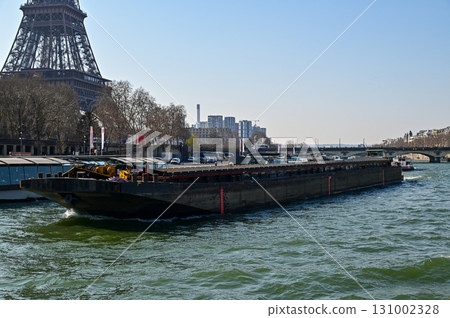 從塞納河遊船上欣賞巴黎的美景 從塞納河遊船上欣賞巴黎的美景 131002328
