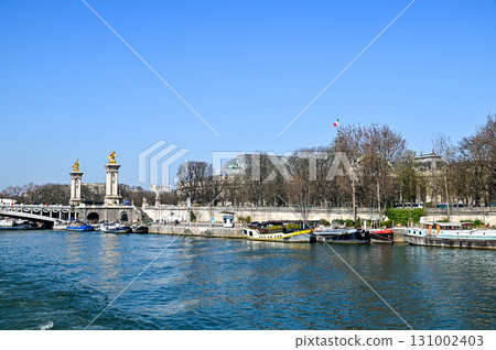 從塞納河遊船上欣賞巴黎的美景 131002403