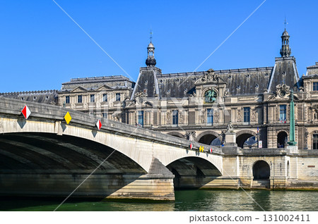 從塞納河遊船上欣賞巴黎的美景 131002411