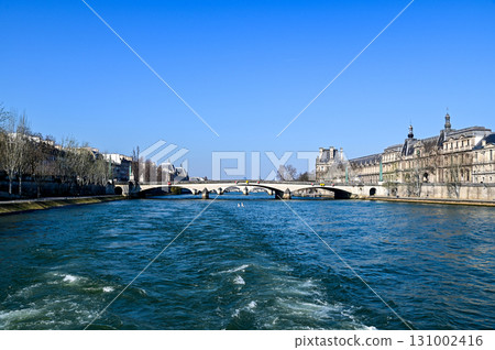 從塞納河遊船上欣賞巴黎的美景 131002416