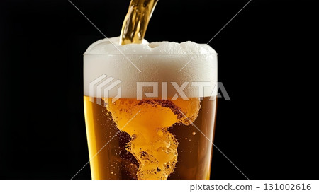 生啤酒倒入杯子 生啤酒倒入杯子 131002616