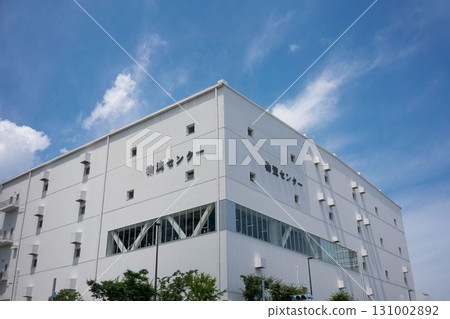 Huge commercial logistics warehouse, newly built gigantic logistics center Huge commercial logistics warehouse, newly built gigantic logistics center 131002892