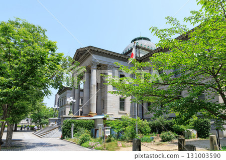 Osaka Prefectural Nakanoshima Library in early summer (Kita-ku, Osaka City, Osaka Prefecture) 131003590
