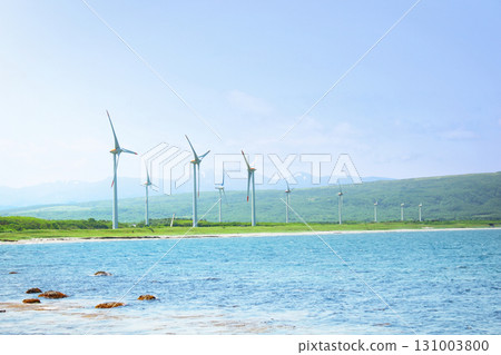 有風力發電廠的海邊 131003800