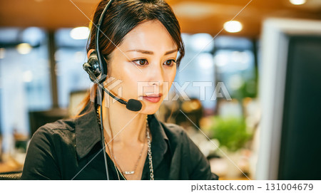 表情嚴肅的女性客服人員 131004679