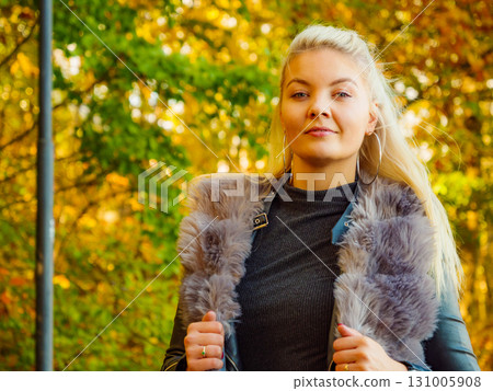 Fashion woman in autumn park 131005908