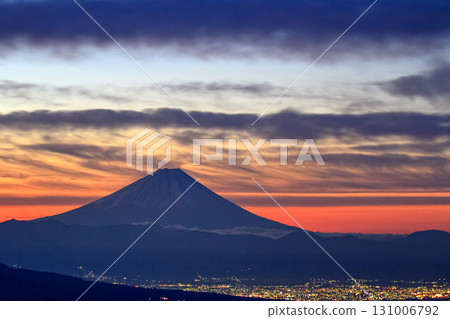 火紅的朝霞中的富士山 131006792