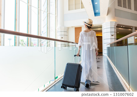 一位年輕女子外出旅行的後視圖 131007602