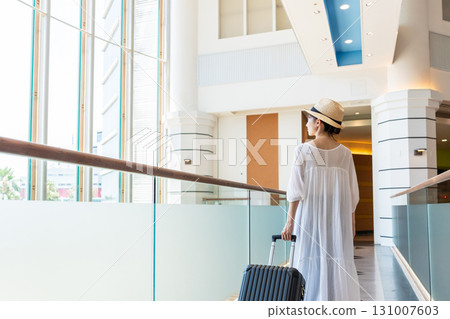 一位年輕女子外出旅行的後視圖 131007603