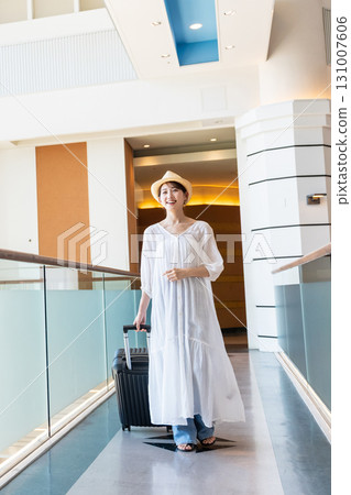 一名女子走在機場走廊 131007606