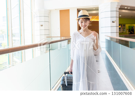 年輕女子旅行 131007608