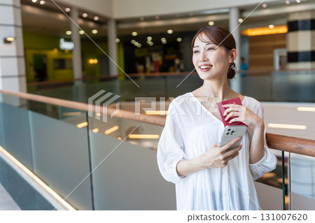 女孩的旅行，護照，智慧型手機 131007620