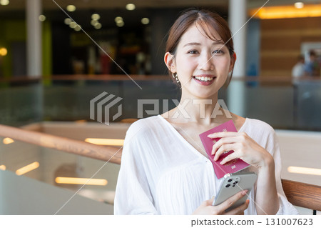 女孩的旅行，護照，智慧型手機 131007623