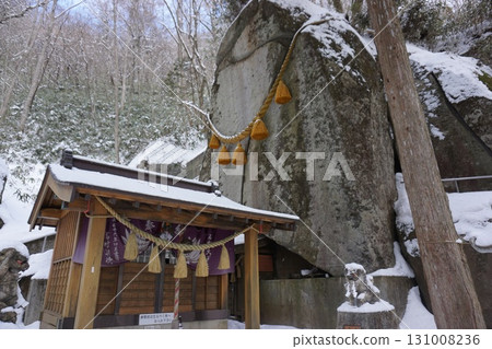 Ishiwari Shrine, a power spot of a huge split rock 131008236