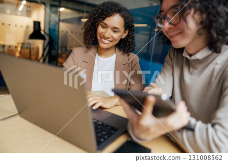 Collaboration in the Modern Workspace with Advanced Technology for Enhanced Efficiency 131008562