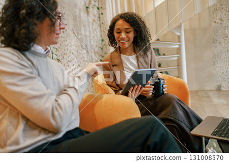 An Engaging Conversation in a Modern Workspace That Facilitates Collaboration and Innovation 131008570