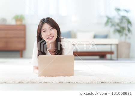 使用一台個人計算機的年輕女子 使用一台個人計算機的年輕女子 131008981