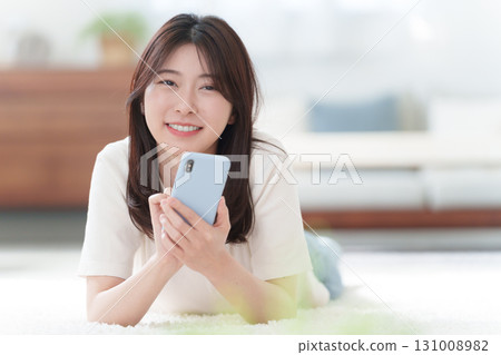 使用智能手機的一個少婦 使用智能手機的一個少婦 131008982