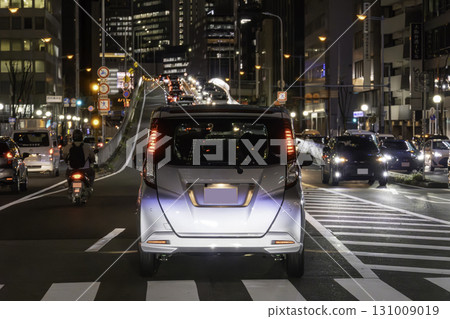 私家車城市夜間交通影像 131009019